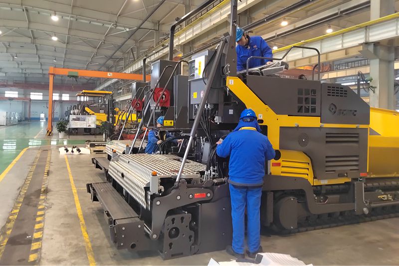 1、工人們抓緊時間總裝即將出口的瀝青混凝土攤鋪機.jpg